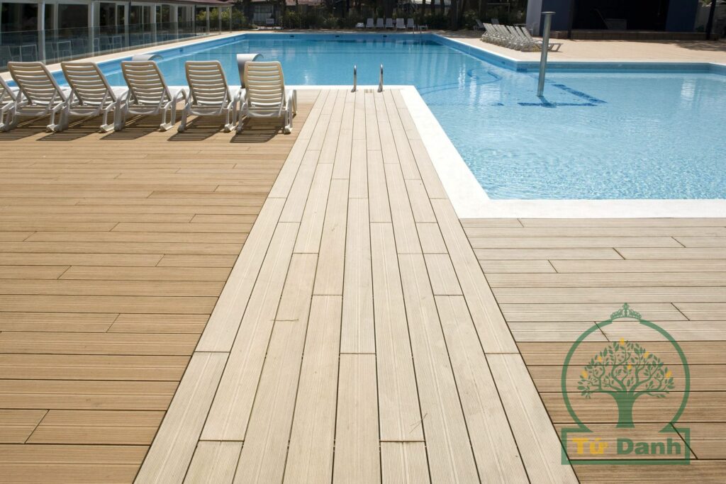 Ngỗ nhựa được sử dụng lát sàn bể bơi